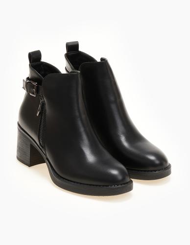 Χαμηλά ankle boots με χοντρό τακούνι και ζωνάκι - Μαύρο
